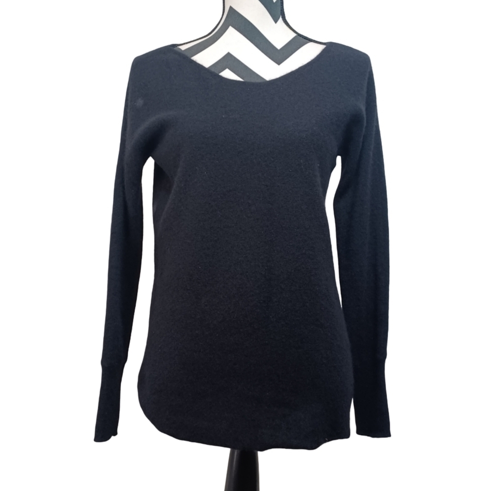Minimalist Black Old Money 100% Cashmere Long-sleeve Scoop Neck Jumper Sweater
